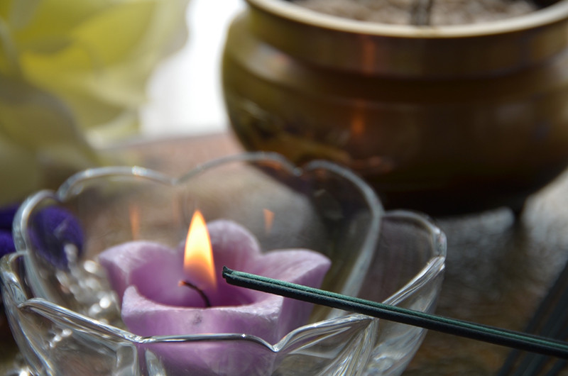 ろうそくに火をつける様子